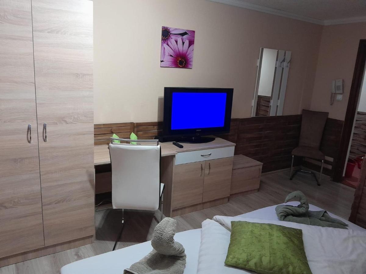 Abszolut Hotel Es Panzio Нірбатор Екстер'єр фото
