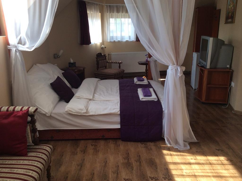 Abszolut Hotel Es Panzio Нірбатор Номер фото