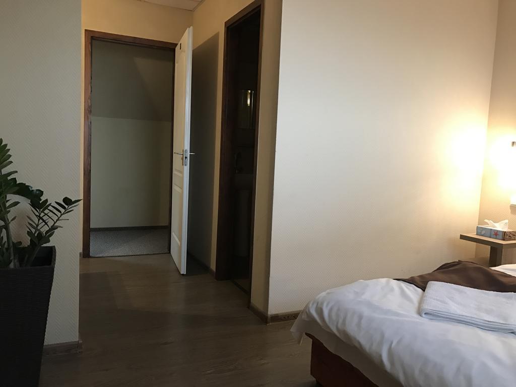 Abszolut Hotel Es Panzio Нірбатор Екстер'єр фото